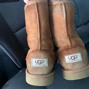 Girls Ugg’s size 3 Good Used condition